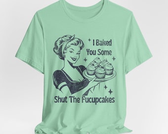 おもしろいベーキング T シャツ、「Shut The Fucupcakes を焼いてあげました」T シャツ、パン職人へのギフト、グルメユーモアシャツ、キッチン好きのトップス、風変わりな料理