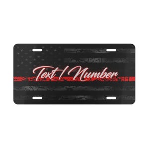 以下が含まれることがあります： 黒いナンバープレート。 アメリカ国旗のデザインで、赤線と「Text / Number」の文字が書かれています。 プレートには4つの取り付け穴があります。