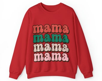 Op de afbeelding: Rood sweatshirt met het woord "mama" vier keer herhaald in een retro-lettertype. Elke "mama" is in een andere kleur: roze, groen, bruin met een witte luipaardprint en roze.