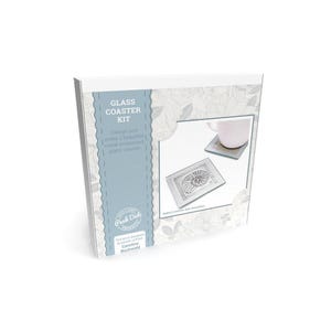 Puede incluir: Un kit de caja blanca para hacer posavasos de vidrio. El kit incluye el texto "GLASS COASTER KIT" y "Design and make 2 beautiful metal embossed glass coaster". La caja presenta un patrón floral y una imagen de un posavasos con una taza.