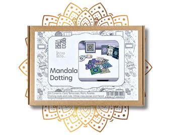 Puede incluir: Una caja de cartón marrón con una etiqueta blanca que dice "Intro Into... Mandala Dotting". La etiqueta tiene una imagen de una pantalla de ordenador con diseños de mandalas coloridos. La caja contiene un kit para crear arte de puntos de mandala.