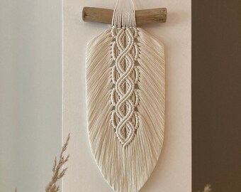 Gran colgante de pared de macramé con hojas y plumas, estilo bohemio.