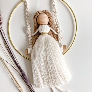 Macramépop op een schommel | Kinderkamer | Babykamer voor meisjes | Beschermengel | Cadeau voor pasgeborenen | doop | Babyshowercadeau | verjaardag