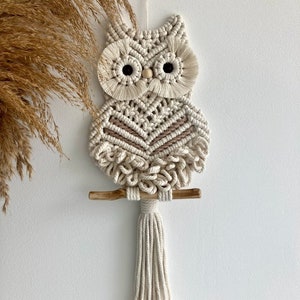 Coruja de macramê para pendurar na parede: decoração boho branca para quarto de bebê