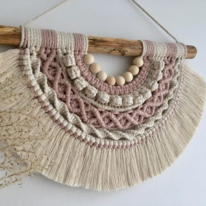 Makramee-Halbkreis-Wandbehang in naturweiß - puderrosa Rosa