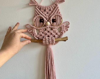 Suspension murale en macramé rose pastel avec hibou et lunettes - Décoration de chambre bohème