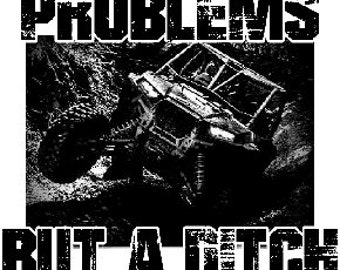 Könnte beinhalten: Ein Schwarzweißbild eines Geländewagens, der durch einen schlammigen Graben fährt. Der Text "I got 99 problems but a ditch ain't one" ist auf dem Bild gedruckt.