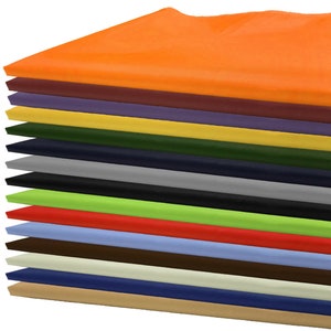 Può includere: Una pila di 15 quadrati di tessuto in vari colori, tra cui arancione, rosso, verde, blu e beige. I quadrati di tessuto sono piegati ordinatamente e impilati uno sopra l'altro.