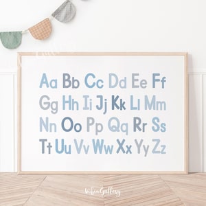 Horizontales blau graues Alphabet Poster, Groß- und Kleinbuchstaben, pastellblaue Wanddekoration, Klassenzimmer Lernposter abc Poster Landschaft