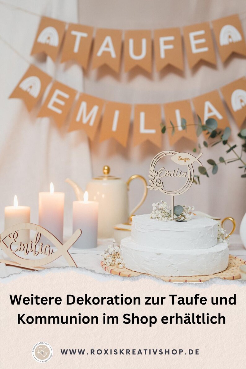 Pode incluir: Um bolo branco de dois andares com um topo de bolo de madeira que diz "Taufe Emilia" em letras douradas. O bolo &eacute; decorado com flores brancas e vegeta&ccedil;&atilde;o. O bolo est&aacute; sobre um suporte de bolo de madeira. H&aacute; velas e um peixe de madeira com o nome "Emilia" no fundo. O texto "Weitere Dekoration zur Taufe und Kommunion im Shop erh&auml;ltlich" est&aacute; na parte inferior da imagem. O endere&ccedil;o do site "WWW.ROXISKREATIVSHOP.DE" est&aacute; abaixo do texto.