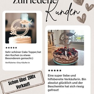 Pode incluir: Dois toppers de bolo de madeira com os nomes "Emilia" e "Jona" e o texto "Zur Kommunion" (alem&atilde;o para "Para a comunh&atilde;o"). Os toppers est&atilde;o em bolos decorados com morangos e chocolate. O texto "Schon &uuml;ber 200x Verkauft" (alem&atilde;o para "J&aacute; vendido mais de 200 vezes") &eacute; vis&iacute;vel na imagem.