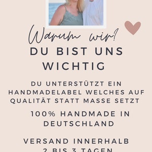 Pode incluir: Um casal est&aacute; em frente a uma cena de praia. O texto diz "Warum wir? Du bist uns wichtig. Du unterst&uuml;tzt ein Handmadelabel welches auf Qualit&auml;t statt Masse setzt. 100% Handmade in Deutschland. Versand innerhalb 2 bis 3 Tagen. 100% Echter Kundenservice. R www.roxiskreativshop.de".