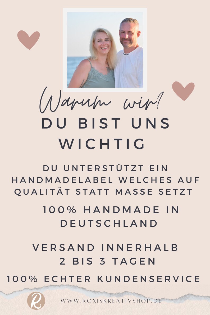 Pode incluir: Um casal est&aacute; em frente a uma cena de praia. O texto diz "Warum wir? Du bist uns wichtig. Du unterst&uuml;tzt ein Handmadelabel welches auf Qualit&auml;t statt Masse setzt. 100% Handmade in Deutschland. Versand innerhalb 2 bis 3 Tagen. 100% Echter Kundenservice. R www.roxiskreativshop.de".