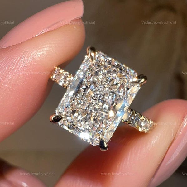 Anillo de compromiso de moissanita talla radiante de 2 quilates, anillo de boda y aniversario de oro de 14 quilates con halo oculto, anillo con halo engastado en pavé, anillo personalizado para mujer.