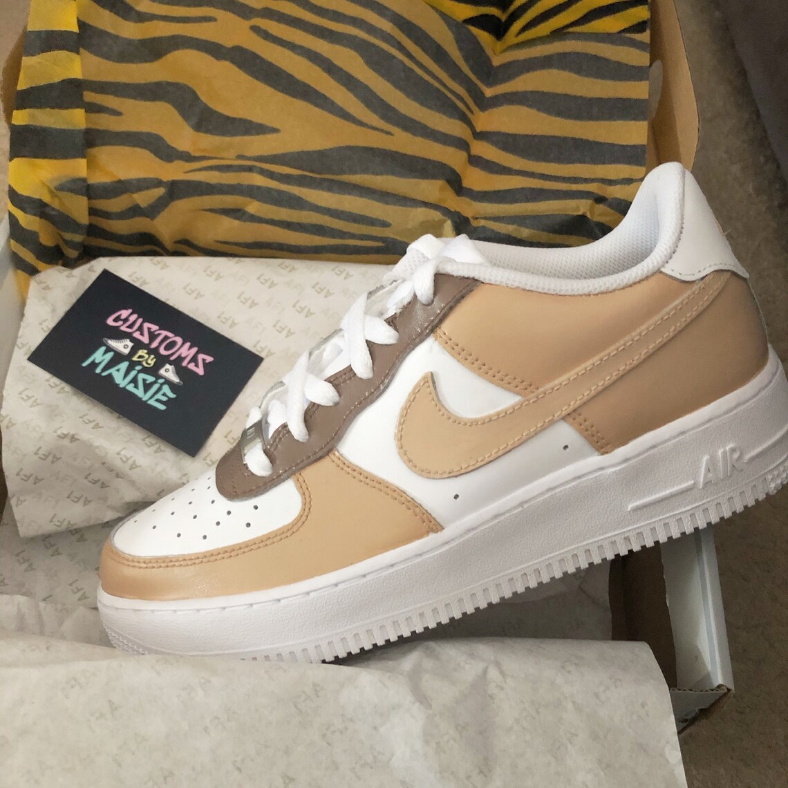 dark brown on beige af1