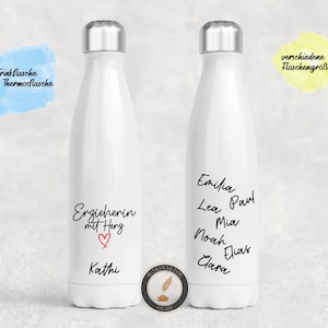 Könnte beinhalten: Zwei weiße isolierte Wasserflaschen mit silbernen Deckeln. Eine Flasche hat den Text "Erzieherin mit Herz" und den Namen "Kathi" unter einem roten Herzen. Die andere Flasche hat die Namen: Emilia, Lea, Paul, Mia, Noah, Elias und Clara.