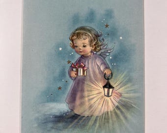 Puede incluir: Ilustración vintage de un ángel querubín con un vestido lavanda, sosteniendo una caja de regalo con un lazo rojo y una linterna que emite una luz brillante. El fondo es azul suave con estrellas dispersas.