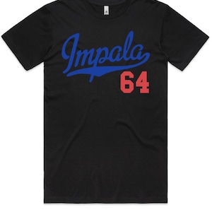 Könnte beinhalten: Schwarzes T-Shirt mit dem Wort "Impala" in blauer Schrift und der Zahl "64" in Rot. Das Design befindet sich mittig auf der Vorderseite des T-Shirts. Das T-Shirt hat einen Rundhalsausschnitt und scheint aus weichem Material zu sein.