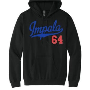 Puede incluir: Sudadera con capucha negra con un gráfico azul y rojo que dice "Impala 64".