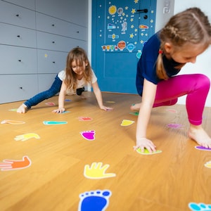 Parcours au sol avec capteurs. Autocollants de jeu de saut. Amovibles. Autocollants mains et pieds pour enfants, autocollants de sol pour l'école, parcours avec capteurs pour la maternelle.