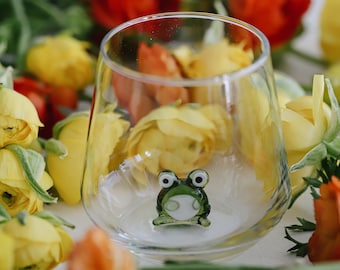 Drinking Glasses with Tiny Handmade Frog Figurines, Frog Lover Gift, Cute Frog, Stemless Wine Glass, Frog Table Décor, Funny Glass Cup, Gift