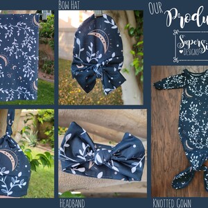 Op de afbeelding: Een set babykleding met een donkerblauw en wit maan- en bladmotief. De set bevat een swaddle, een strik muts, een knoop muts, een hoofdband en een geknoopte jurk. De tekst "Onze producten" en "SuperSibs Designs" is zichtbaar in de afbeelding.