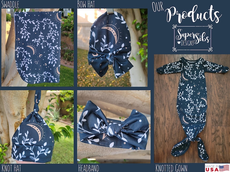 Op de afbeelding: Een set babykleding met een donkerblauw en wit maan- en bladmotief. De set bevat een swaddle, een strik muts, een knoop muts, een hoofdband en een geknoopte jurk. De tekst "Onze producten" en "SuperSibs Designs" is zichtbaar in de afbeelding.