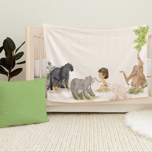 Op de afbeelding: Een wit fleece deken met een aquarel illustratie van een jongen, een beer, een olifant en een aap in een jungle setting.
