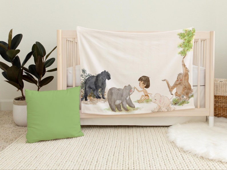 Op de afbeelding: Een wit fleece deken met een aquarel illustratie van een jongen, een beer, een olifant en een aap in een jungle setting.