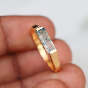 Op de afbeelding: Gouden ring met een groene en witte agaat-steen.
