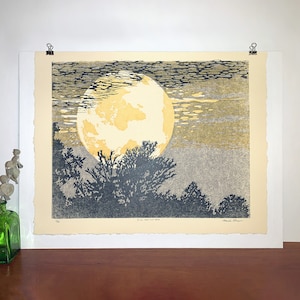 To the Moon and Back linosnede print met wereldkaart