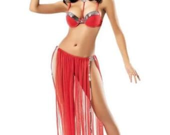 Puede incluir: Traje de danza del vientre rojo con top de sujetador, falda y tacones a juego. El sujetador y la falda están adornados con detalles plateados. La falda tiene una abertura alta a ambos lados y la tela es transparente.