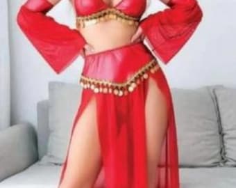 Puede incluir: Un disfraz de danza del vientre rojo con top halter, mangas y una falda larga con aberturas altas. El disfraz está adornado con detalles de monedas doradas y un velo facial a juego. El atuendo es de un material brillante, posiblemente similar al cuero.