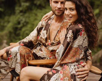 Set von 2 Batik Seiden Kimono Robe, Luxus Resort Wear für Paare, zwei Satin Urlaubs Roben, Hochzeit Flitterwochen Essentials