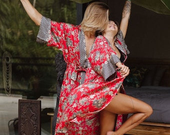 Set von 2 zusammenpassenden Seiden-Kimono-Roben, Luxus-Resort-Abnutzung für Paare, zwei Satin-Urlaubs-Roben, Nachtwäsche-Pyjama-Set, Strand-Vertuschung Bali