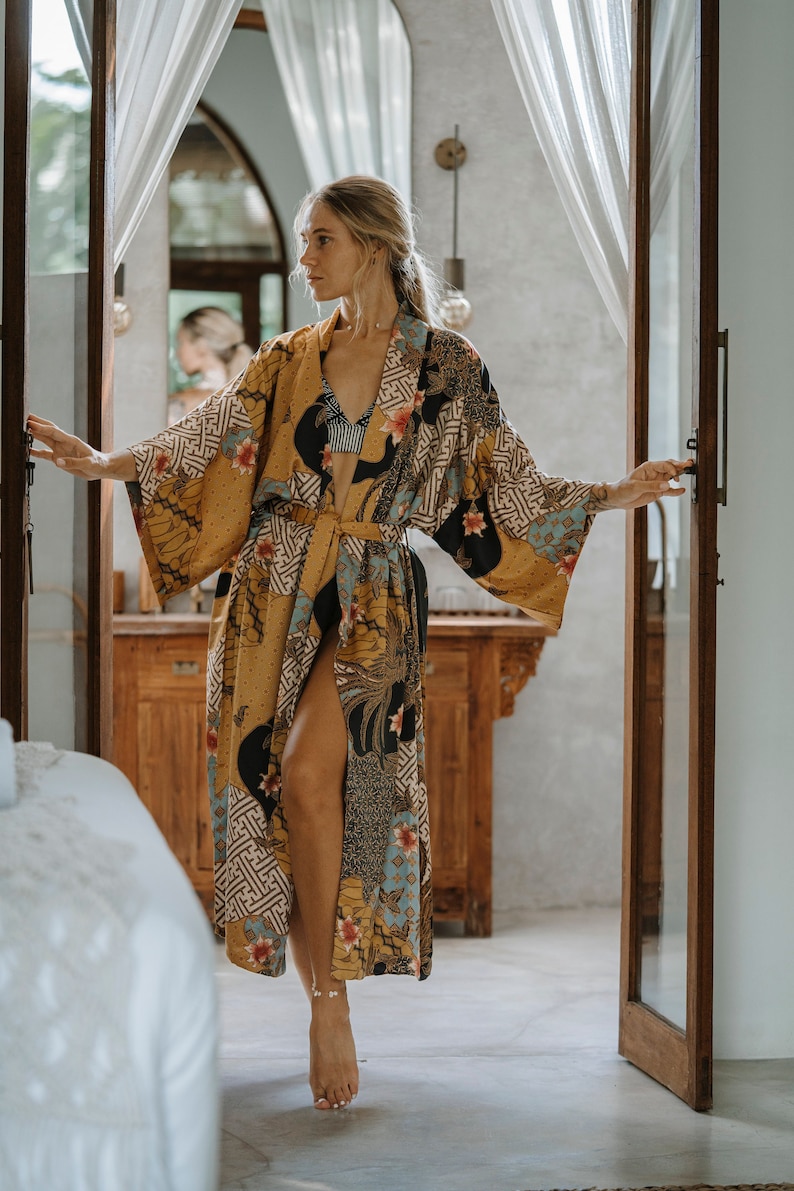 Kimono di seta accappatoio boheme, donna vestaglia Gold plus size, abito da luna di miele in raso lungo da Bali, regalo di anniversario immagine 5