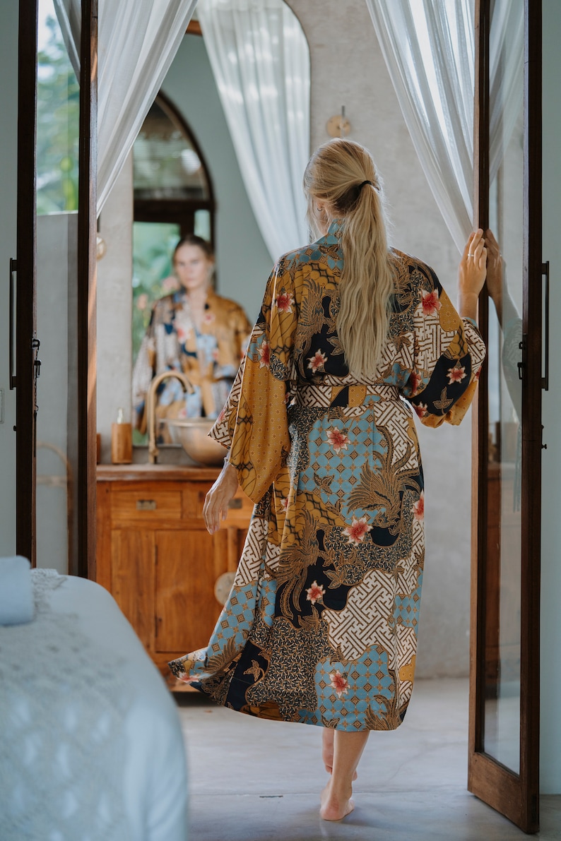 Kimono di seta accappatoio boheme, donna vestaglia Gold plus size, abito da luna di miele in raso lungo da Bali, regalo di anniversario immagine 7