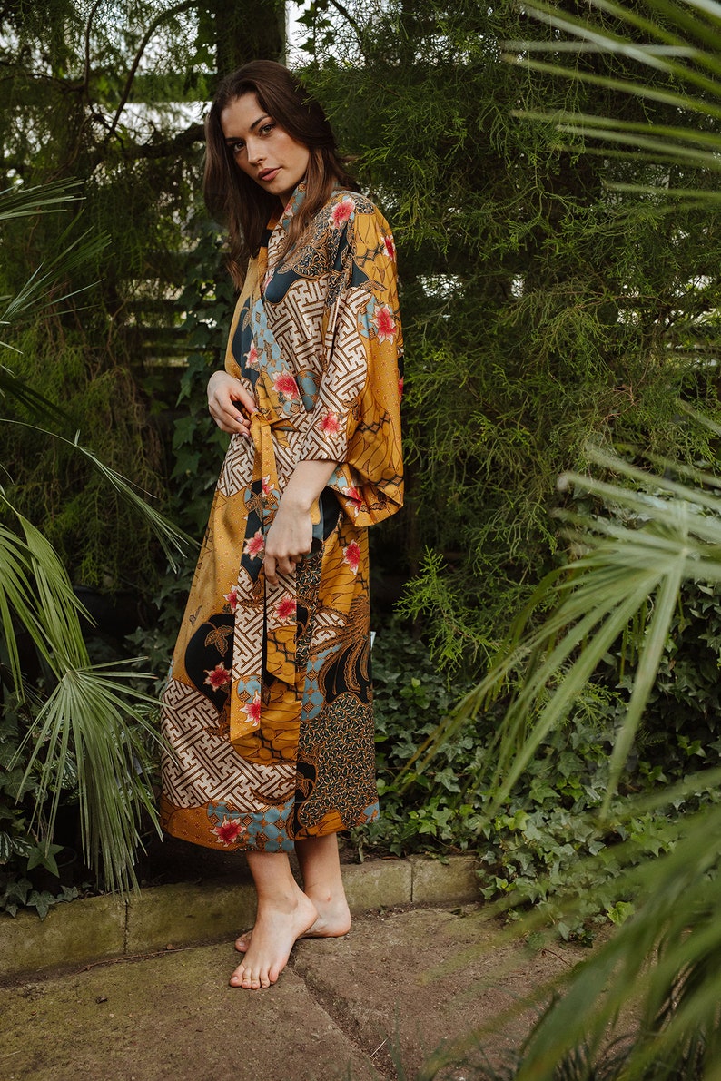Kimono di seta accappatoio boheme, donna vestaglia Gold plus size, abito da luna di miele in raso lungo da Bali, regalo di anniversario immagine 2