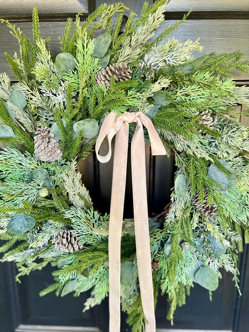 cedar-norfolk-pine-and-eucalyptus-winter-wreath-with-pinecones