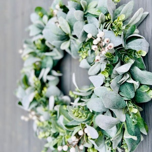 Corona de oreja de cordero y eucalipto con bayas blancas para todo el año, corona de invierno para la puerta principal, decoración moderna de estilo rústico, regalo de Navidad para la anfitriona.