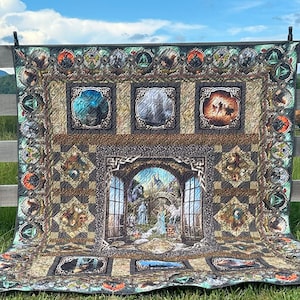 Op de afbeelding: Een groot, kleurrijk quilt met een middeleeuws thema. Het quilt heeft verschillende afbeeldingen, waaronder een kasteel, een draak en een bos. Het quilt is gemaakt van verschillende stoffen en is gequilt in een traditionele stijl.