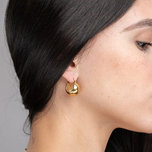 Boucles d&#39;oreilles créoles dôme Aria - Acier inoxydable plaqué or - Créoles épaisses hypoallergéniques imperméables - Boucles d&#39;oreilles minimalistes de tous les jours, cadeau pour elle