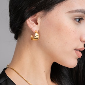 Boucles d’oreilles dôme| Boucles d’oreilles Chunky Dome Hoop| Boucles d’oreilles épaisses de déclaration| Cerceaux de dôme d’or| Boucles d’oreilles en acier inoxydable doré|