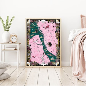 Peut inclure: Une impression encadrée d'une carte fantaisiste avec un fond rose et des bordures vertes et noires. La carte présente une rivière, une variété d'animaux et un navire. L'impression est entourée d'un cadre noir.