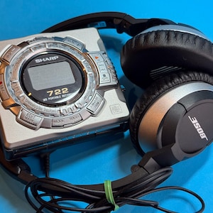 Vintage Portable MiniDisc Player/Recorder with Bose headphones - Sharp MD-MS 722 - Excellent Condition *Tested and Working*