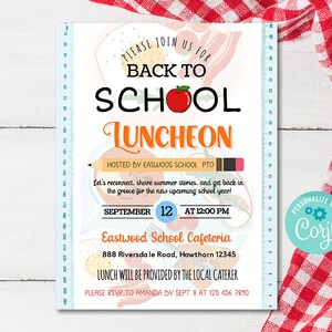 Puede incluir: Una invitación a un almuerzo escolar con el texto "Back to School Luncheon" y un gráfico de manzana. La invitación incluye la fecha, la hora, el lugar y la información de RSVP. El diseño presenta un borde de regla y un paño a cuadros rojos y blancos.
