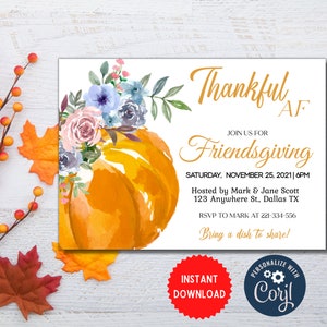 Könnte beinhalten: Eine Thanksgiving-Einladung mit einer Aquarell-Illustration eines Kürbisses mit Blumen darauf. Der Text lautet "Thankful AF. Join us for Friendsgiving. Saturday, November 25, 2021 | 6PM. Hosted by Mark & Jane Scott. 123 Anywhere St., Dallas TX. RSVP to Mark at 221-334-556. Bring a dish to share!"