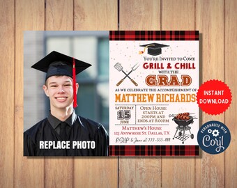 Pode incluir: Convite para uma festa de graduação com fundo xadrez vermelho e preto. O convite apresenta uma foto de um graduado em beca e capelo, uma churrasqueira e o texto "Você está convidado para vir assar e relaxar com o graduado". O texto "Matthew Richards" também está incluído. O convite é para sábado, 15 de junho, das 14h00 às 20h00 na casa de Matthew, 123 Anywhere St., Dallas, TX. O convite também inclui o texto "RSVP para Jane no 222-333-8888".
