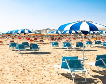 Fotografía artística de playas italianas, decoración del hogar con temática del Adriático, fotografía de viajes a Italia, impresión de sombrillas.