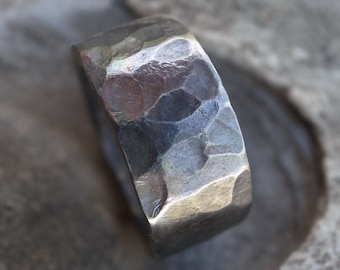 Banda de bodas para hombres martillados, anillo de bodas, anillo de titanio rústico, banda de boda o compromiso resistente hecha a mano, calentada al color dorado del lado